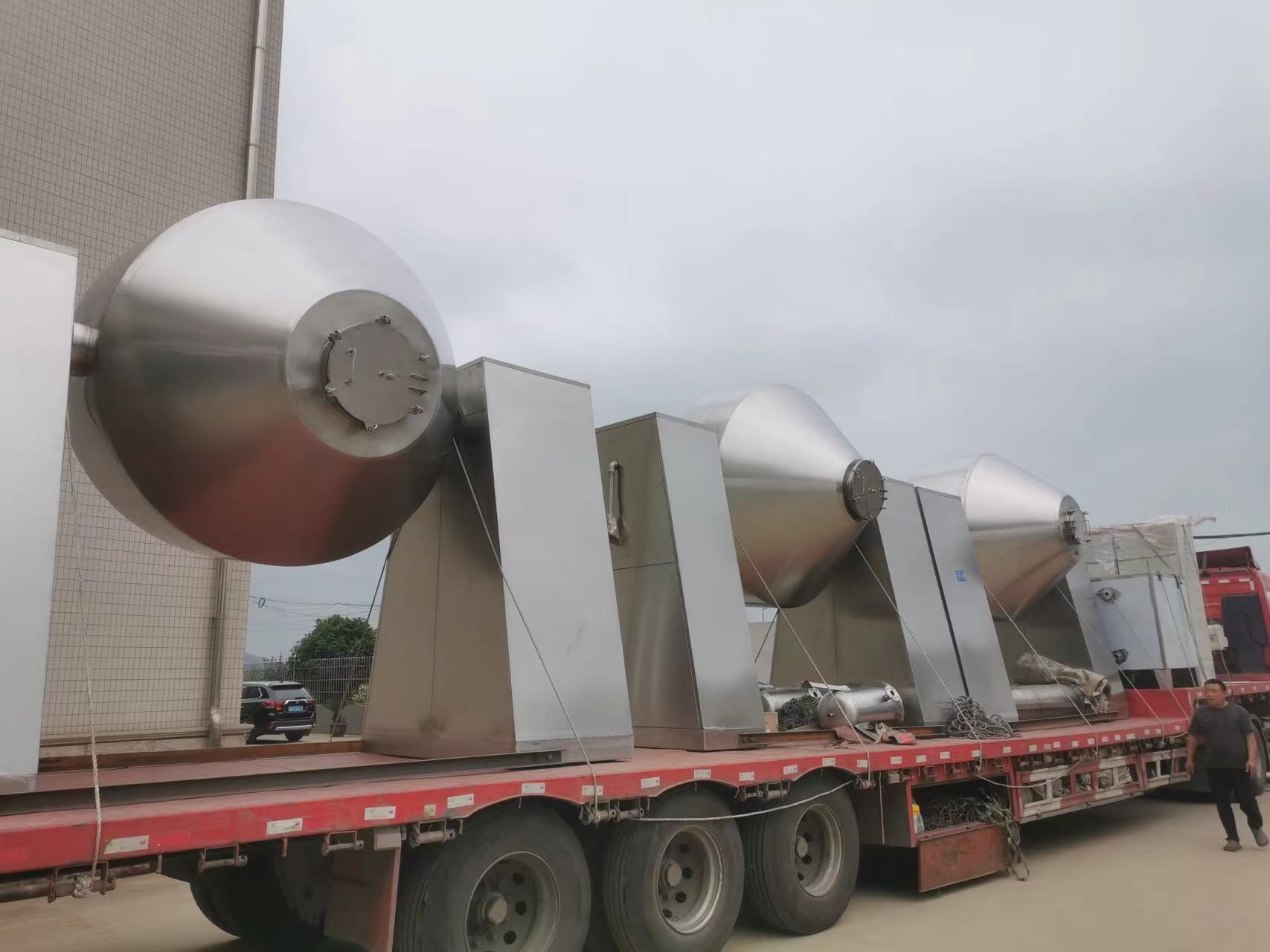 6月3日，3臺SZG-3000L型雙錐回轉(zhuǎn)真空干燥機發(fā)貨！