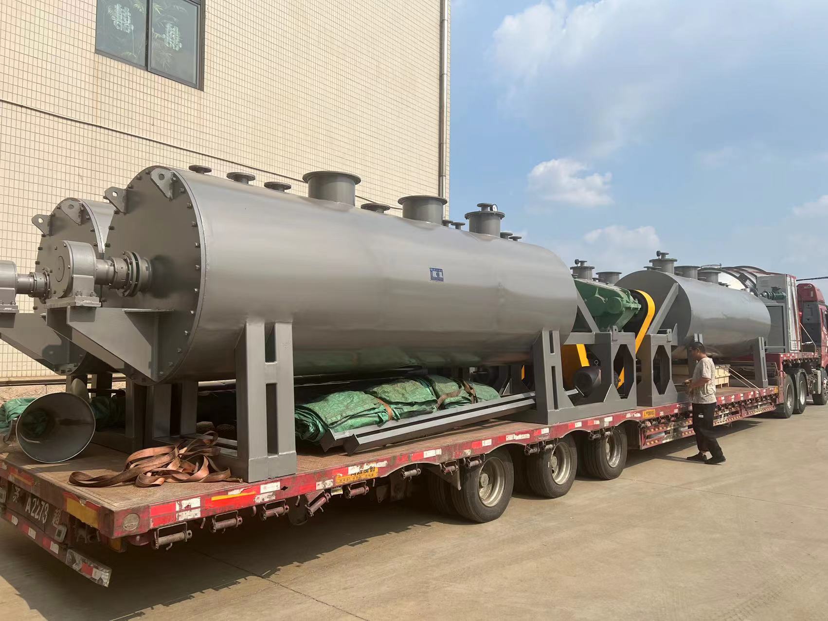 1月10日，4臺ZPG-3000L真空耙式干燥機發(fā)貨！