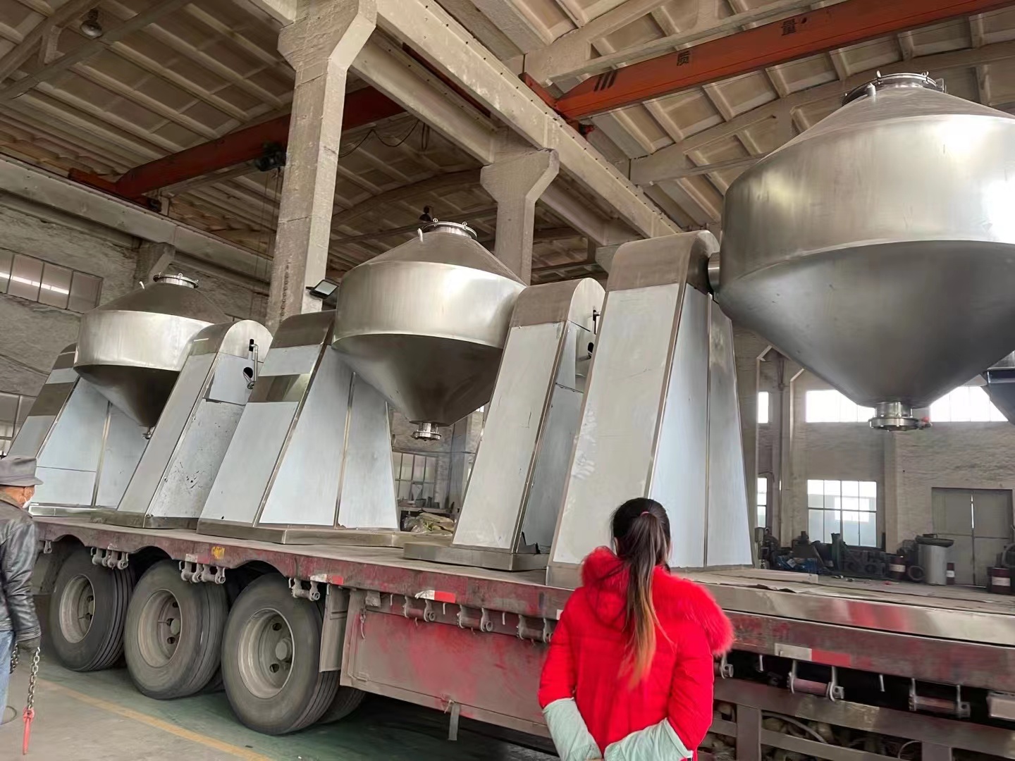 6月10日，3臺雙錐回轉(zhuǎn)真空干燥機和1臺振動流化床干燥機發(fā)貨！